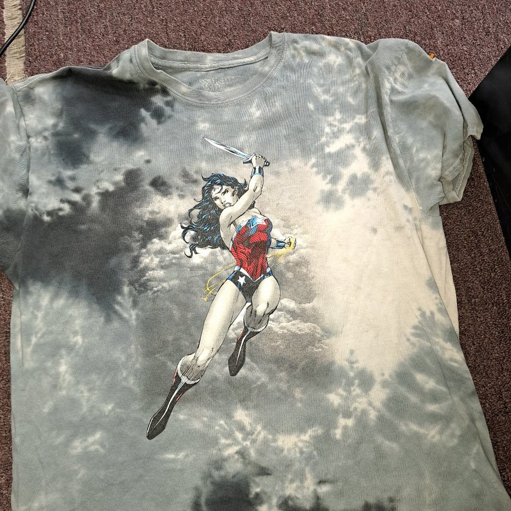 X-LARGE WONDER WOMAN GREY TIE DIE T-SHIRT (GREAT DESIGN, GREAT PRICE)
